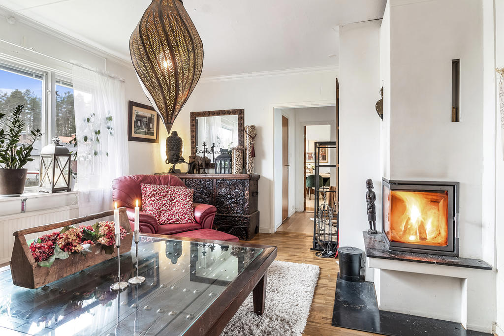 Vardagsrum med mysig värmekälla