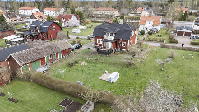 Trädgård med uthuslänga