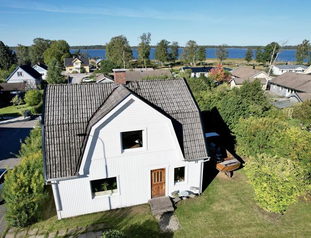 Sjönära läge på Allmänna vägen 50!