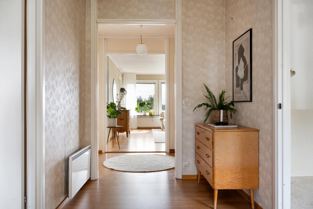 Välkomnande hall med goda förvaringsmöjligheter