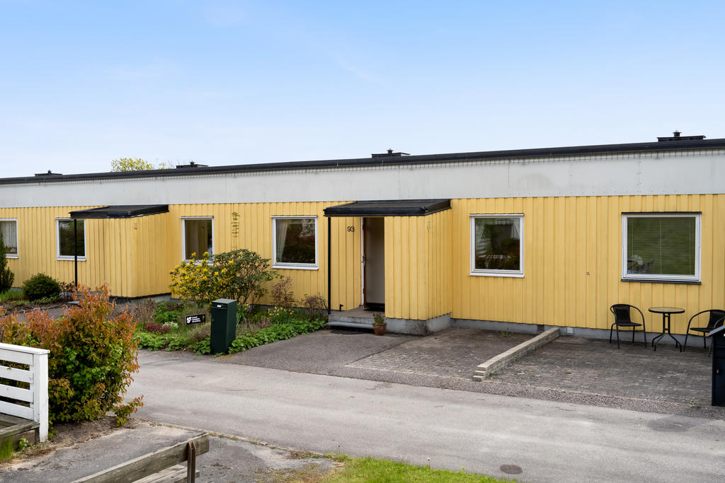 Entré med uteplats och en fin rabatt för plantering