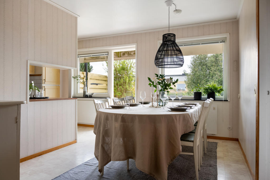 Ljus och trevlig matplats i anslutning till både kök och uteplats