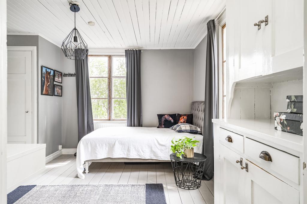 Sovrum med fönster i två väderstreck