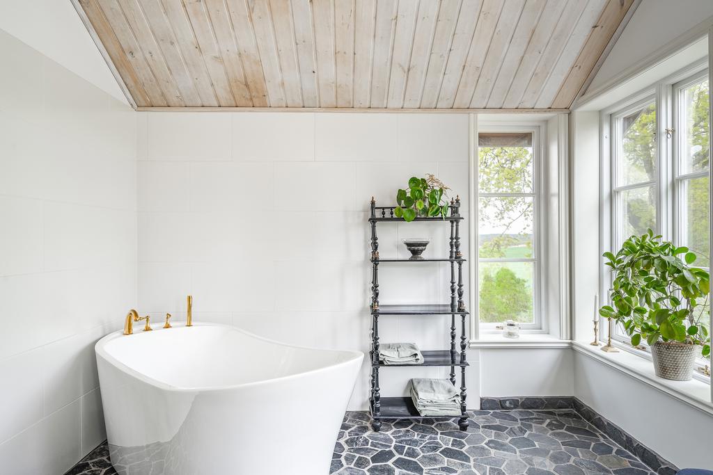 Badkar med mässingdetaljer