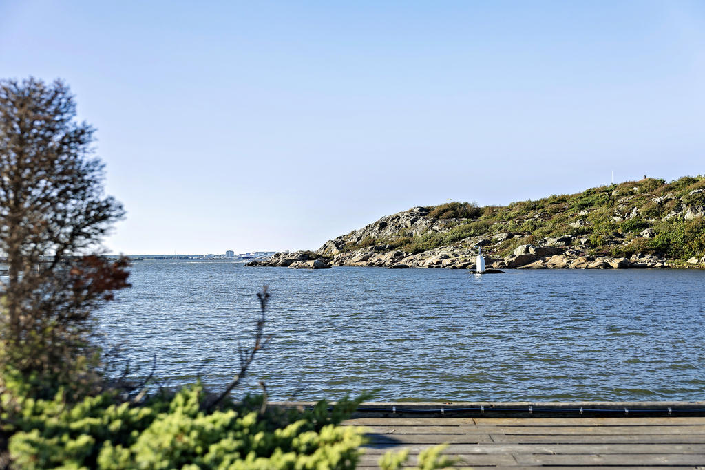 Bada direkt från klipporna och badstegarna på Saltholmen