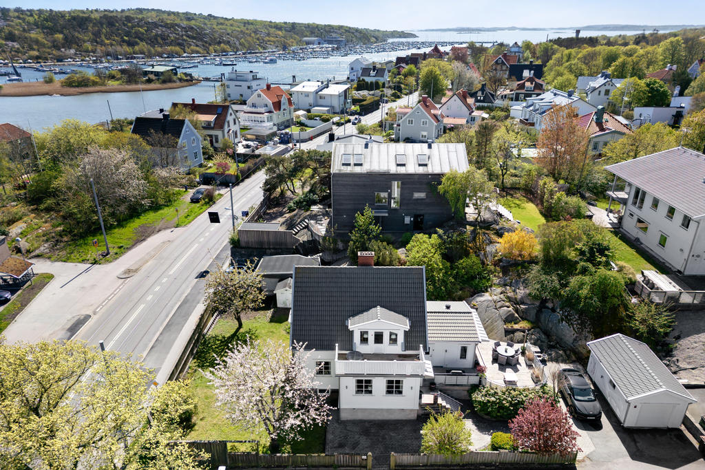 Tomten erbjuder både plan gräsmatta, träaltaner och berg.