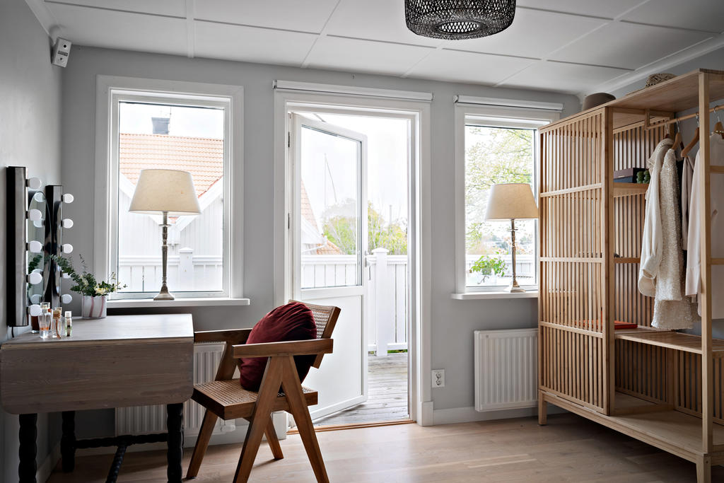 Övre plan erbjuder allrum, tre sovrum, badrum med separat toalett och två klädkammare
