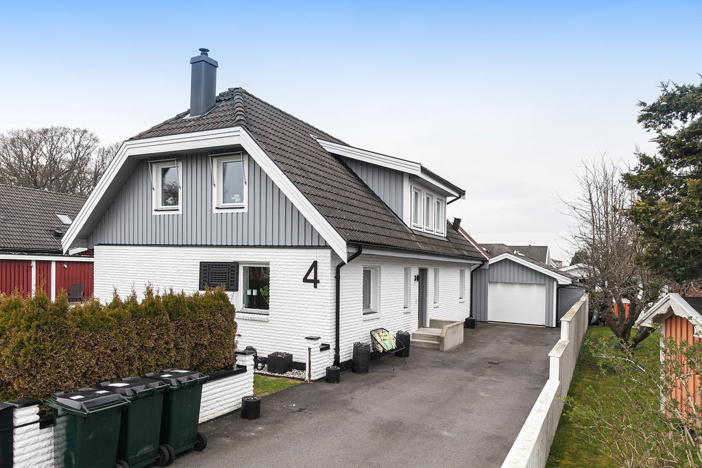 Rejäl uppfart och bra garage