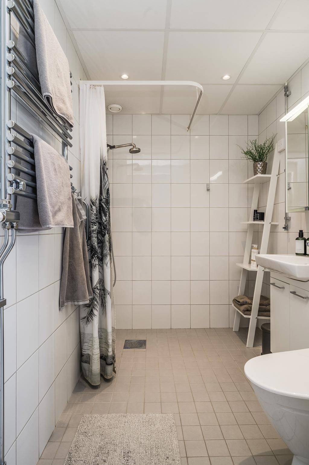 Stort badrum med plats för tvättmaskin!