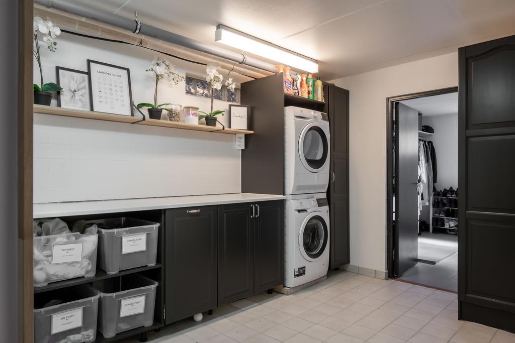Rymlig och smart inredd tvättstuga.
