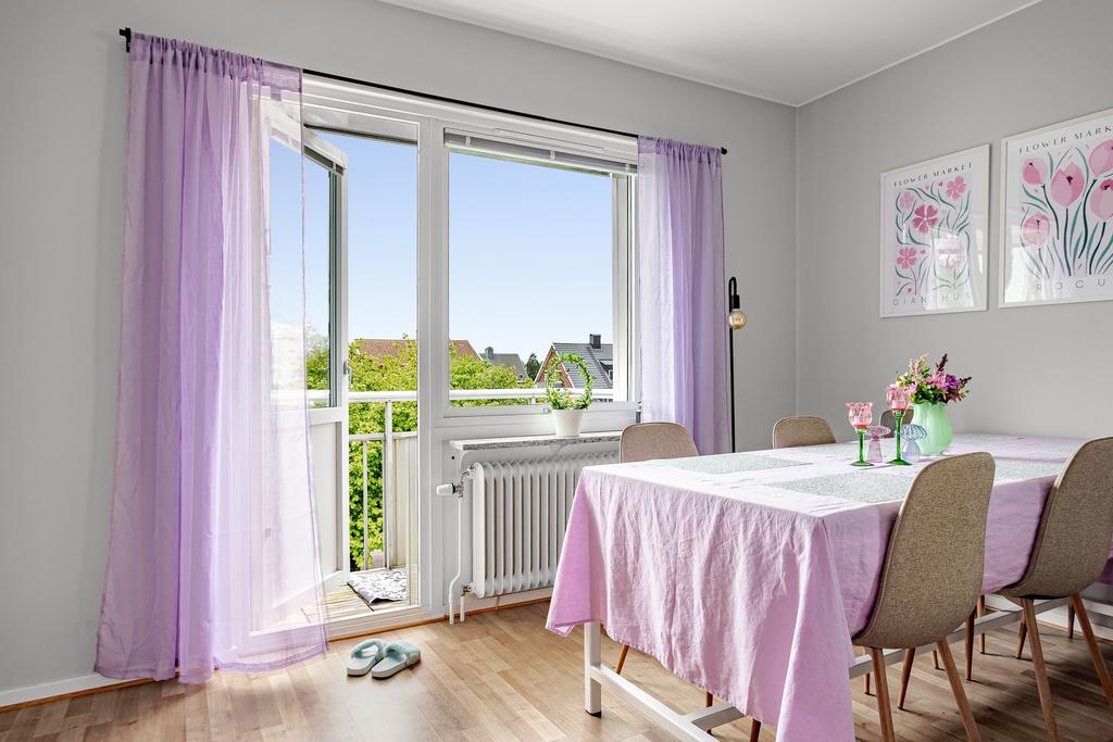 Plats för både soffgrupp och en extra matplats