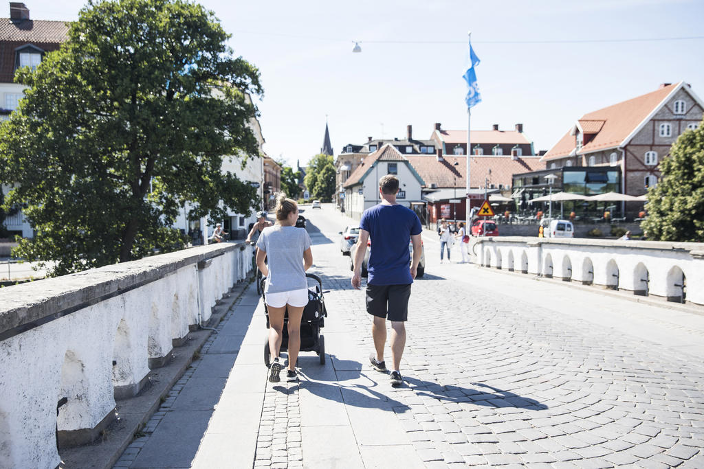 En av stadens mest kända sevärdheter är Tullbron, en stenvalvsbro från 1700-talet som går över Ätran. Den är ett viktigt kulturminne och fortfarande i bruk.