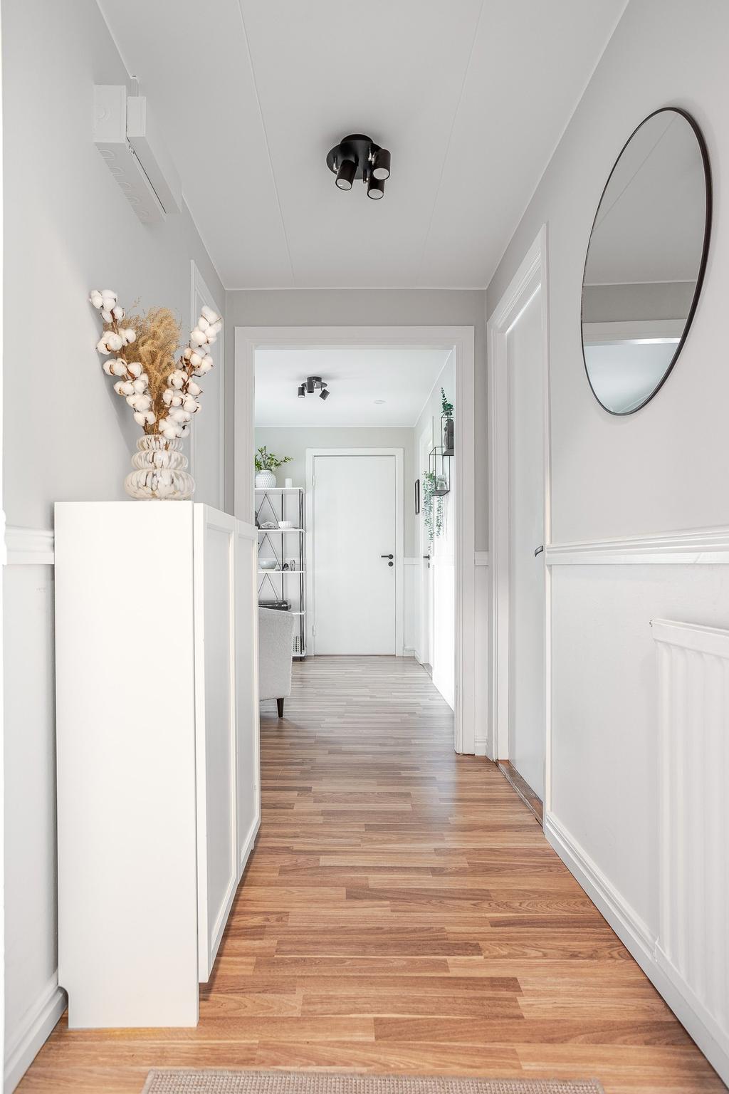 Entré och hall mot wc