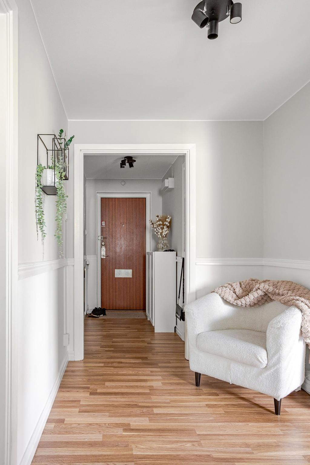 Hall och entré mot entrédörren
