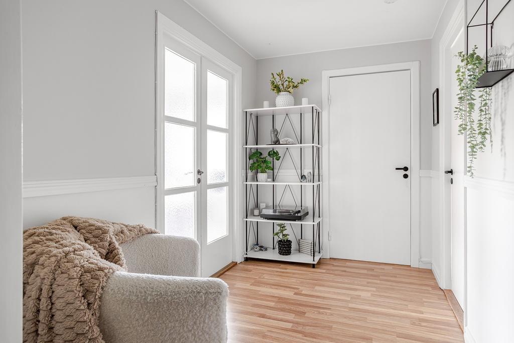 Inre hallen är möblerbar - dörrar till vardagsrummet hjälper till för att skapa en lugnare miljö!