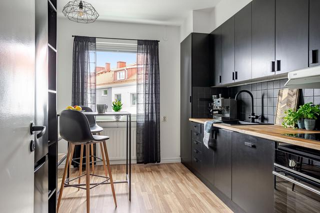 Stilrent och modernt kök med svartlackerade köksluckor som ger en elegant och exklusiv känsla. 