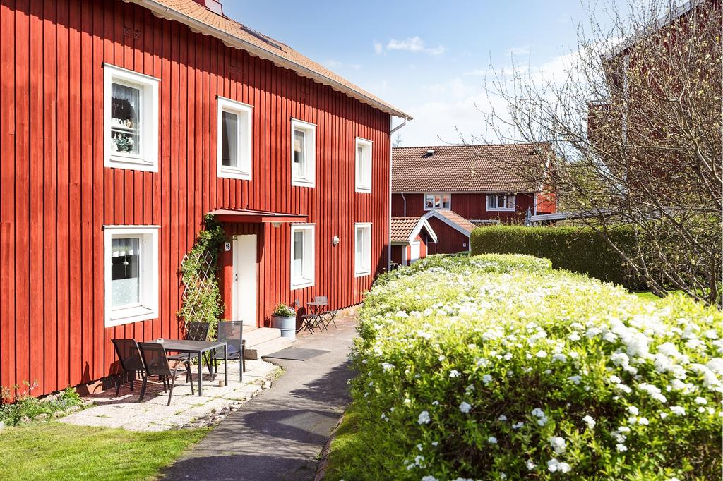 Entrén vid huset där man kan avnjuta solen på olika sittgrupper.