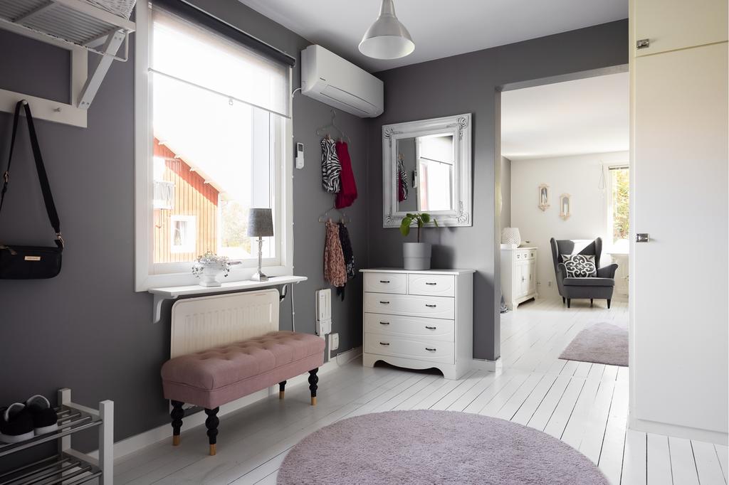 Stor luftig hall med bra förvaringsmöjligheter