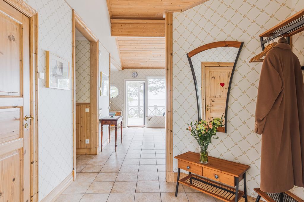 Hall mot kök/vardagsrum