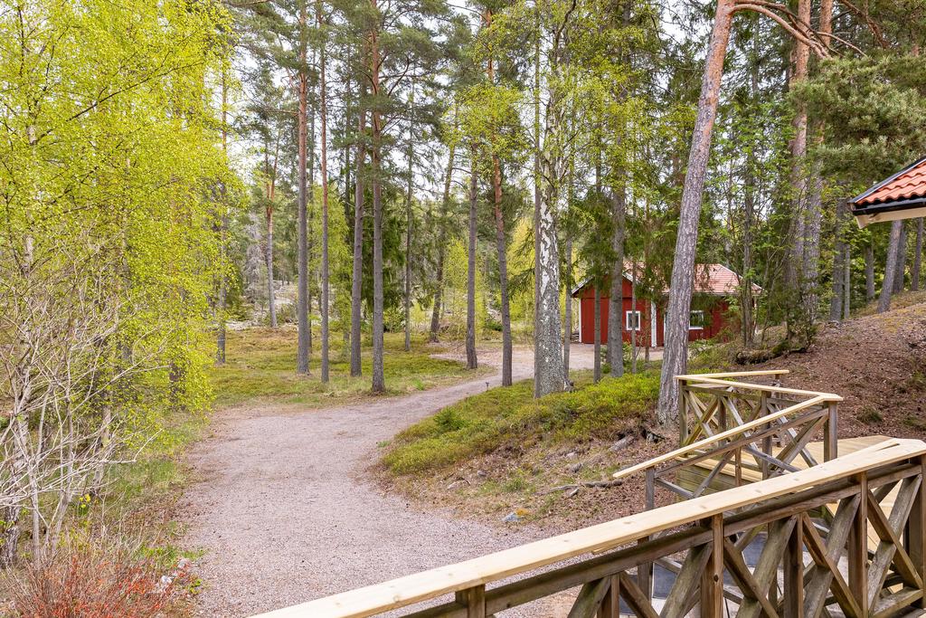 Från bostadshuset mot garage