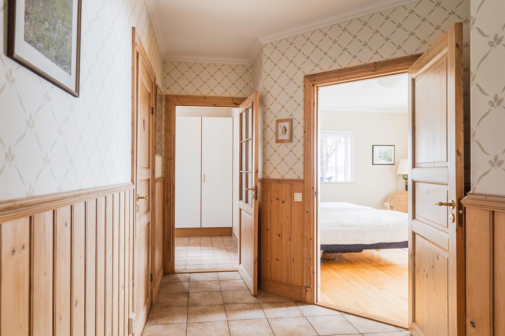 Inre hall mot master bedroom  och tvättstuga 