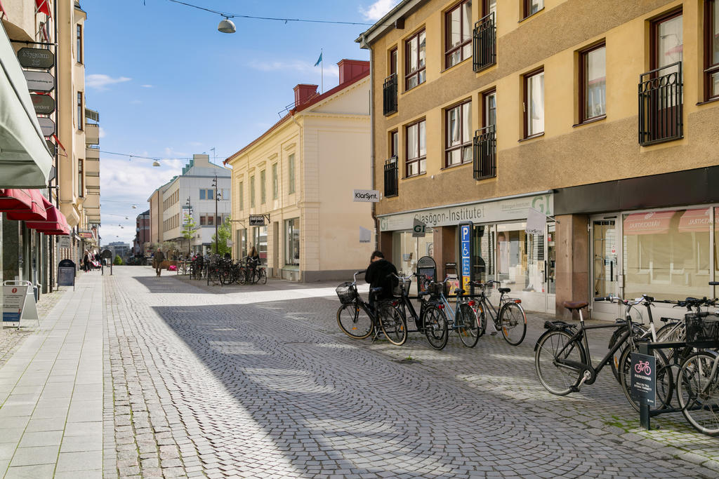 Ett stenkast till nöje, shopping och restauranger 