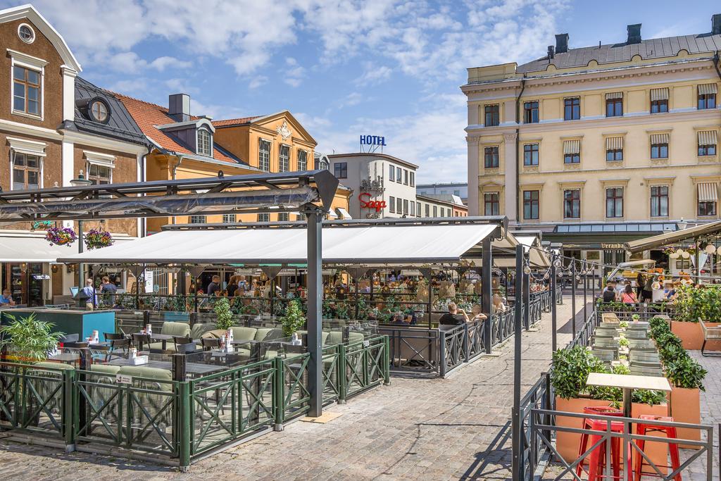Ett stenkast till restauranger och uteserveringar 
