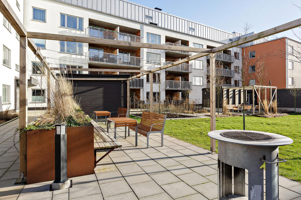Gårdsplan med trevliga samvaroytor 