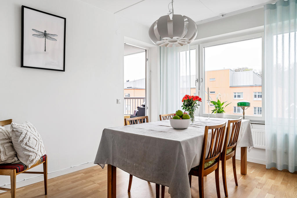 Rymlig matplats med utgång till balkong 