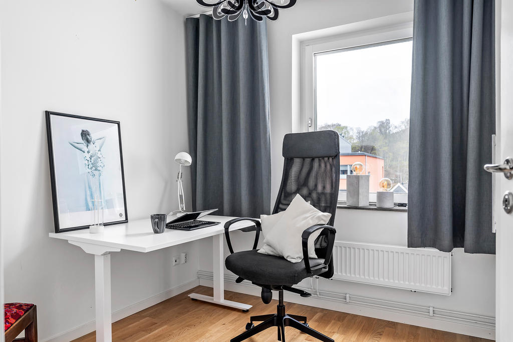 Sovrum 1 med garderob