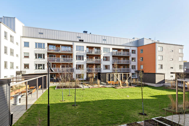 Trevlig grönskande gårdsplan 