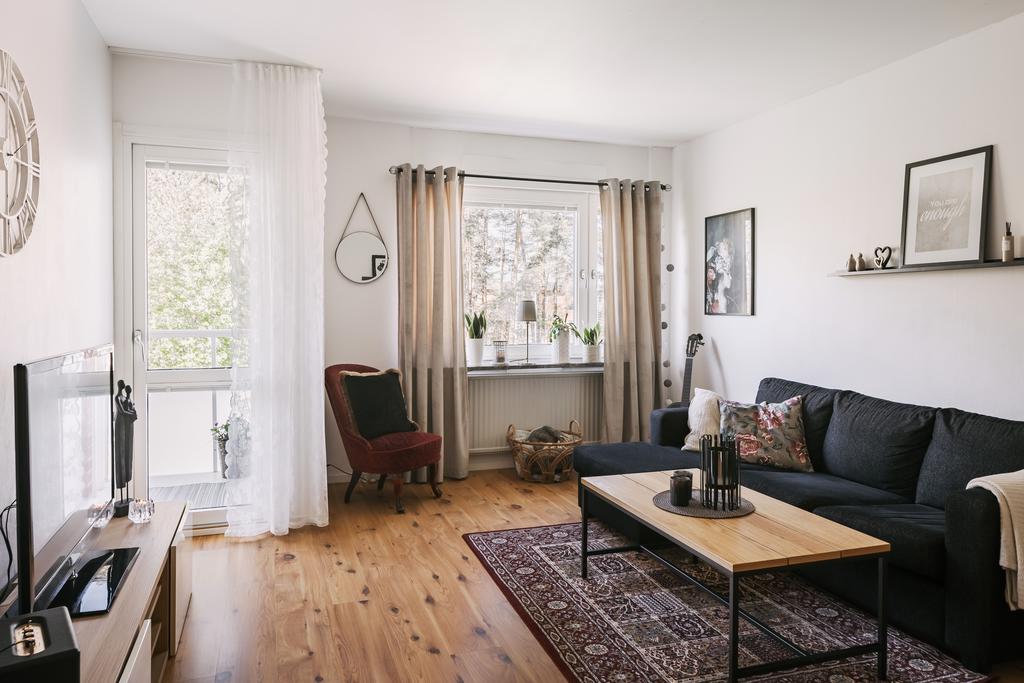 Hemtrevligt vardagsrum/sovrum med utgång till balkong