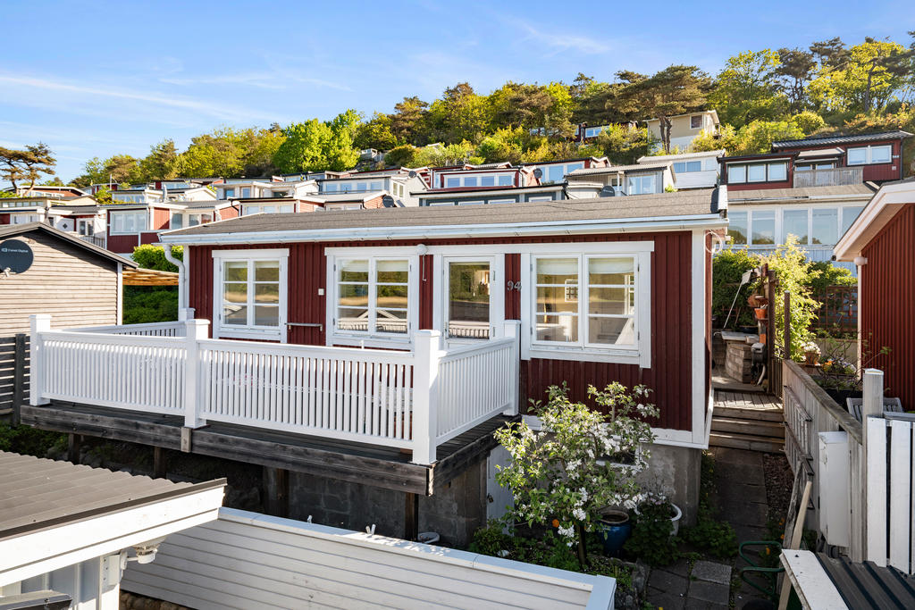 Den privata stigen leder upp till E 94. Under huset finns förvaringsmöjligheter