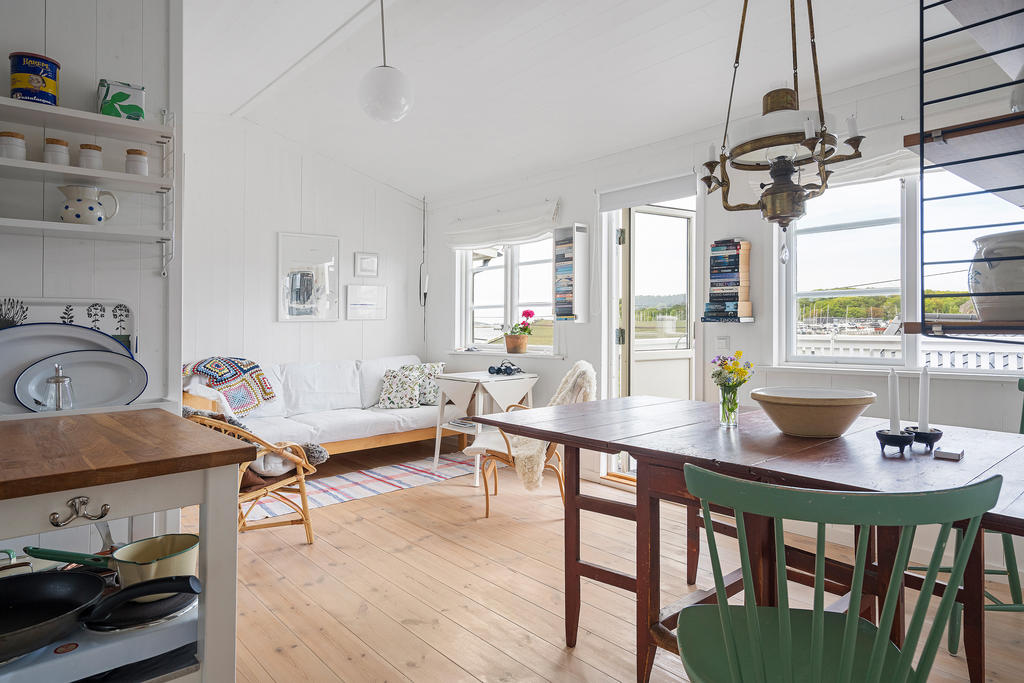 Stugan är harmonisk inredd med en öppen planlösning mellan kök och vardagsrum
