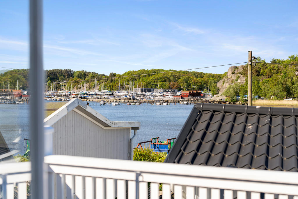 Från vardagsrum och sovrum har ni en drömsk utsikt över havet och småbåtshamnen