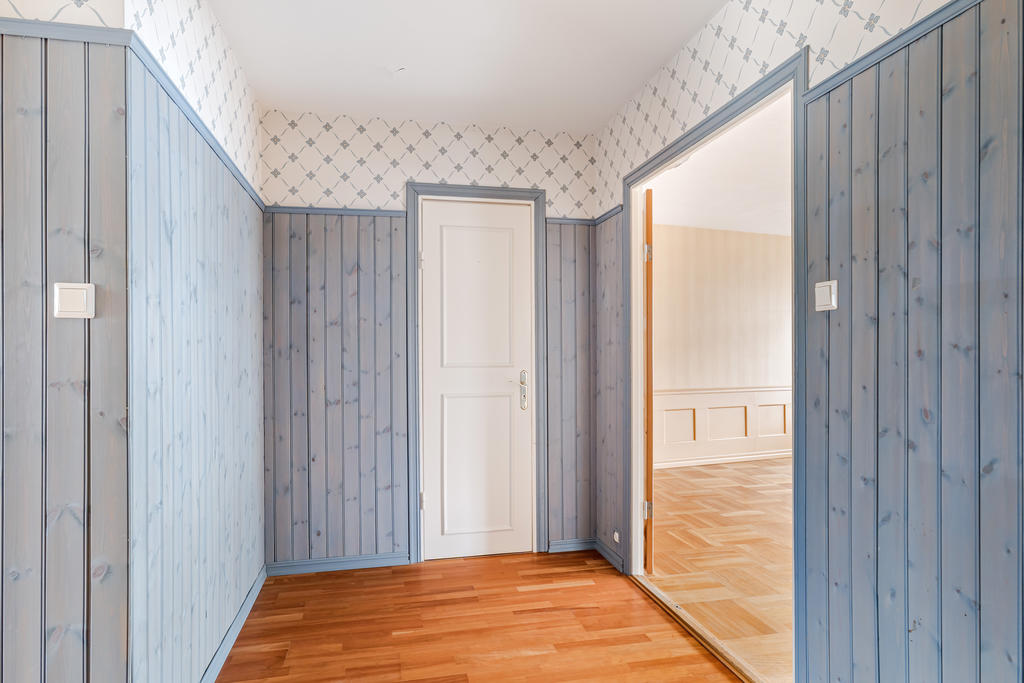 Hall mot vardagsrumm och badrum