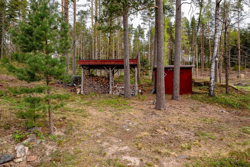 Vedförvaring och förrådsbod