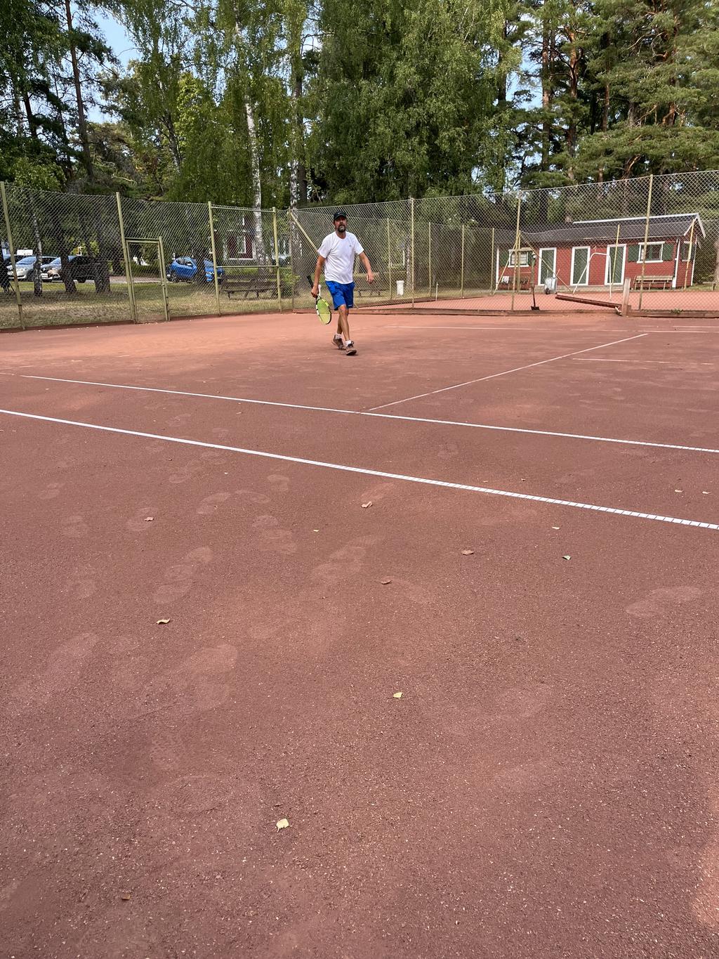Säljarens bild från tennisbanorna i Malmköping