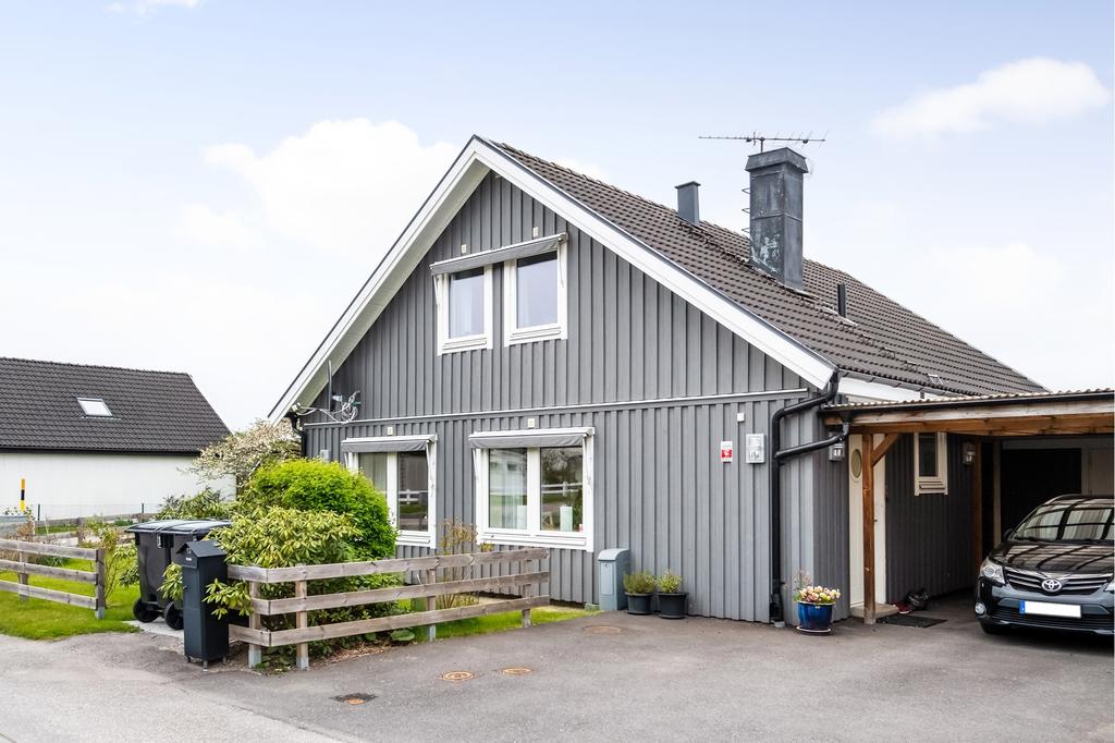 Här har man carport, garage och parkeringsplats framför huset