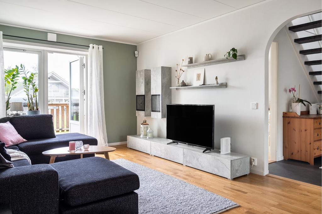 Den genomtänkta planlösningen skapar en harmonisk övergång mellan inomhus och utomhus.
