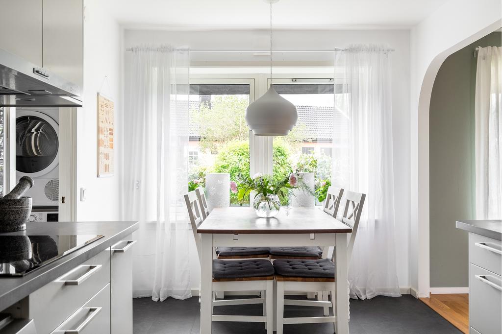 Det ljusa och fräscha köket har renoverats 2017 och erbjuder en behaglig matplats.