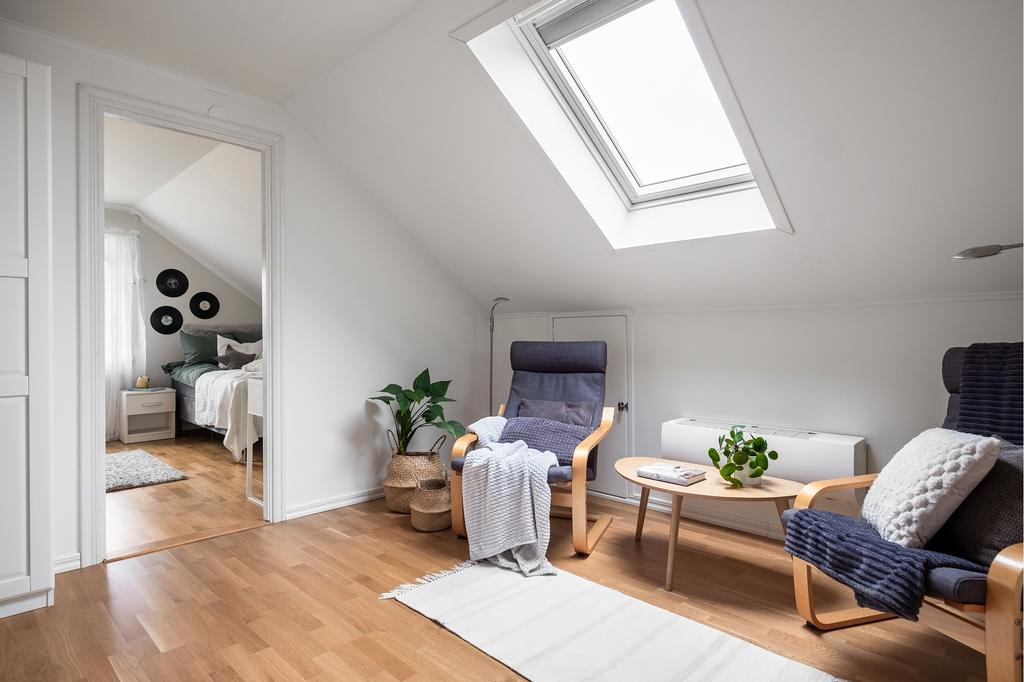 Allrummet på våning två erbjuder en ljus och luftig atmosfär med takfönster som skänker naturligt ljus