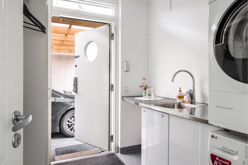 Den renoverade tvättstugan erbjuder praktisk funktion med vattenburen golvvärme och en groventré, vilket ger en perfekt balans mellan komfort och effektivitet för dina vardagliga behov.