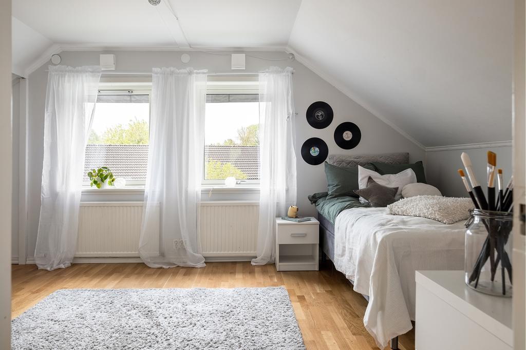 Sovrum 2 präglas av flexibilitet och rymd, med möjlighet att återställa till två separata rum.