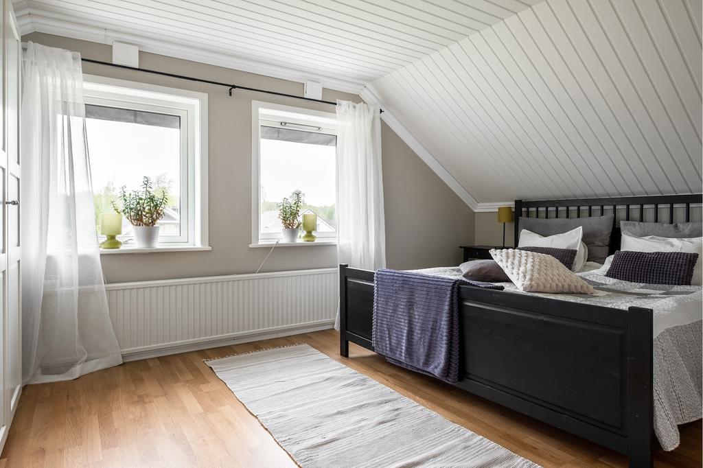 Sovrum 3 erbjuder ett generöst utrymme 