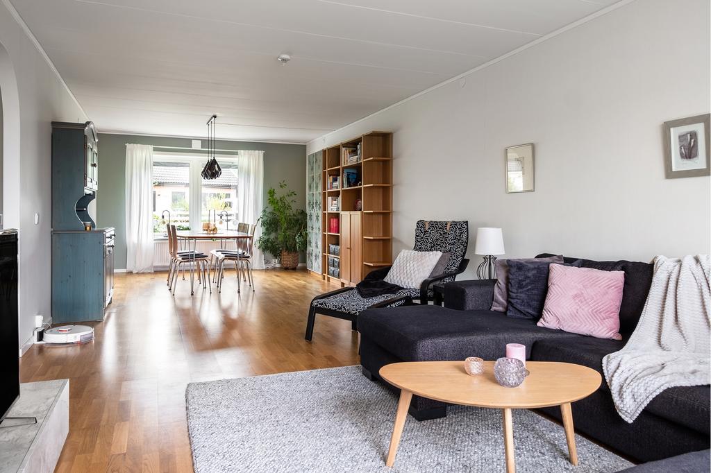 I direkt anslutning till kök och med öppen planlösning mot vardagsrum  finns  den rymliga matsalen med plats för större matbord