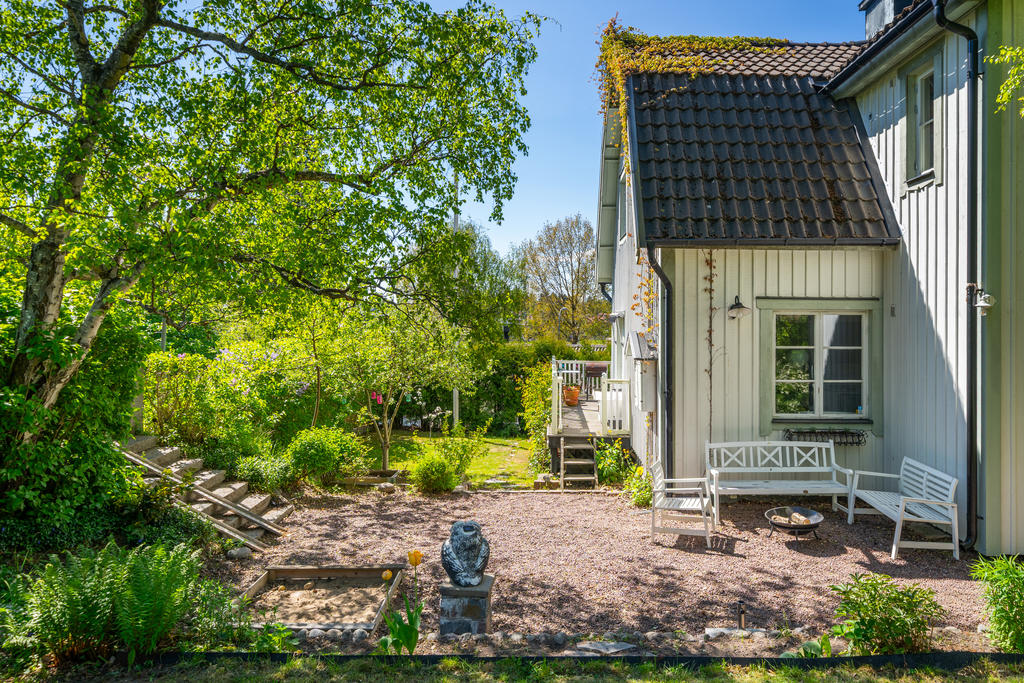 Gårdsplan och trädgård