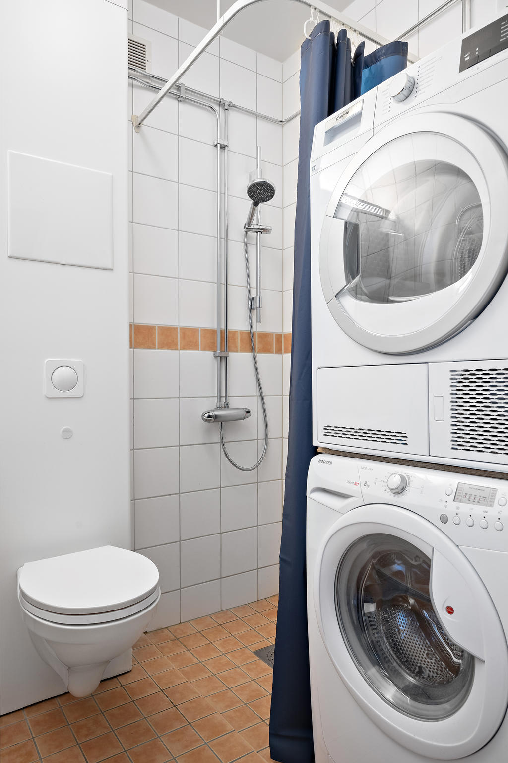 Tvättmaskin och kondenstumlare i samband med badrummet