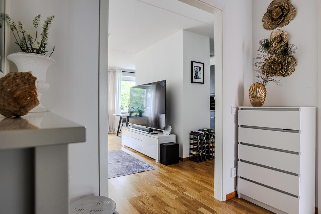 Från hallen in mot vardsgrum