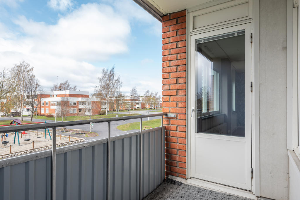 Balkongen har utsikt mot gården och lekplatsen